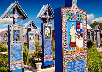 Những bia gỗ rực rỡ ở nghĩa trang Merry - 3