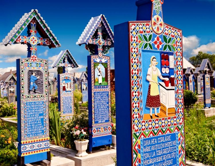 Những bia gỗ rực rỡ ở nghĩa trang Merry - 3