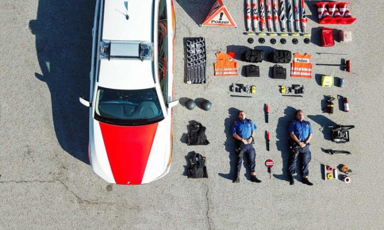 "Sống ảo" quy mô chưa từng có: Cảnh sát, cứu hộ thi nhau "đọ" đồ nghề trên mạng - 1