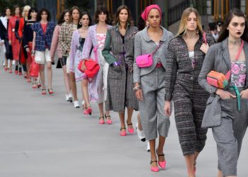 Chanel Cruise 2021 tại Hong Kong: trì hoãn vì căng thẳng chính trị - 2