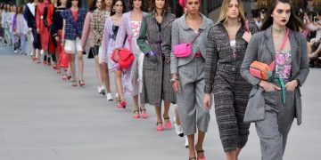 Chanel Cruise 2021 tại Hong Kong: trì hoãn vì căng thẳng chính trị - 2