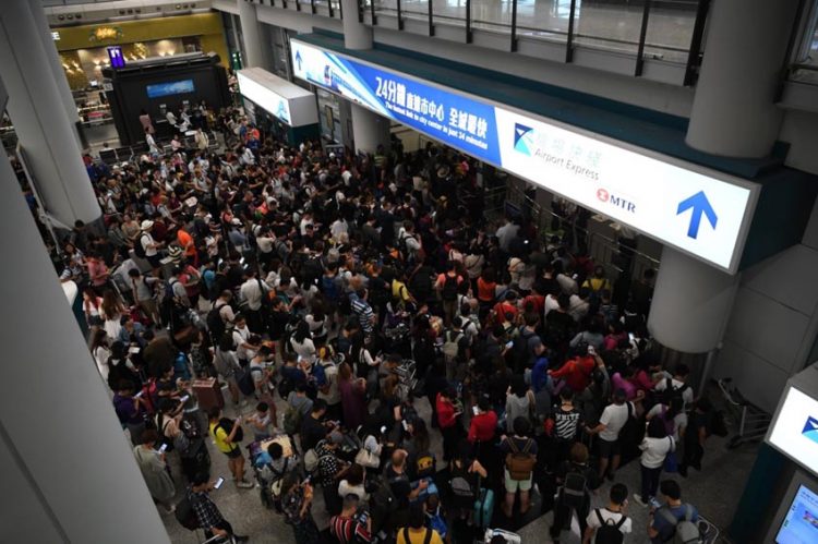 Lượng khách du lịch đến Hong Kong giảm mạnh - 1