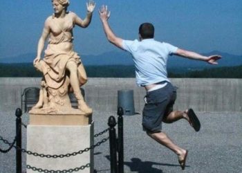 Ảnh vui: Tạo dáng bên những bức tượng - 1