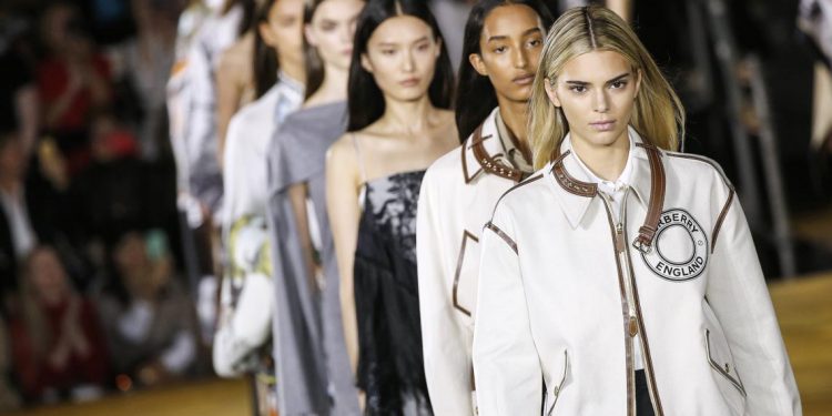 Tuần lễ thời trang London Xuân-Hè 2020 khai mạc giữa đám mây Brexit - 4