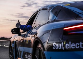 Video mẫu xe điện Porsche Taycan