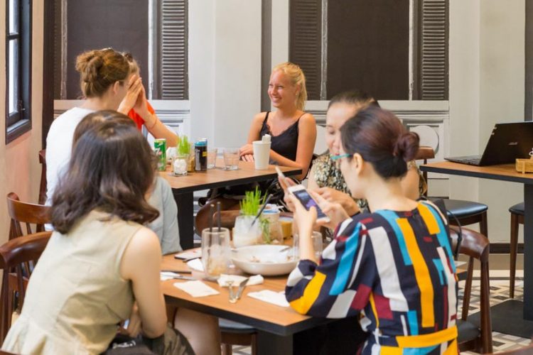 Ai trả tiền? - 2