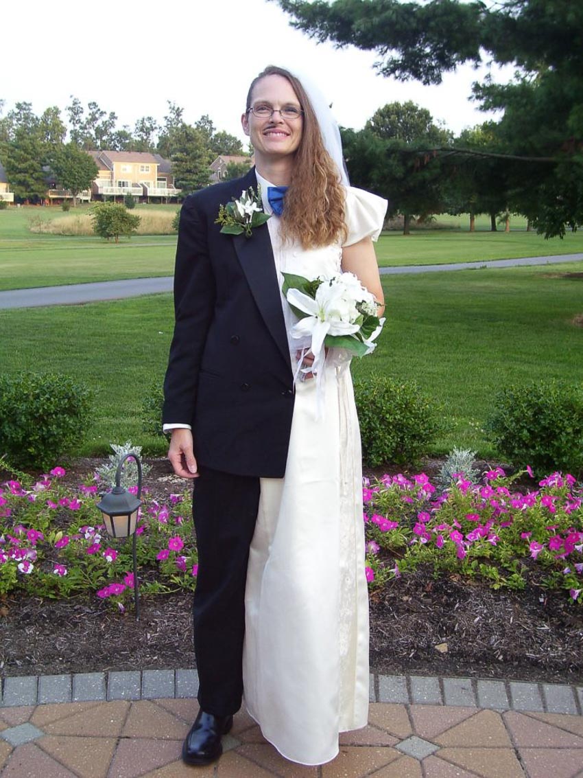 Một đám cưới không bao giờ thiếu những điều hài hước và độc đáo. Và nếu bạn muốn thấy một đàn ông mặc váy cưới thật hài hước, thì đừng bỏ qua tấm hình này. Họ sẽ khiến bạn cười đến nỗi khó thở với những bộ váy cực kỳ mới lạ.