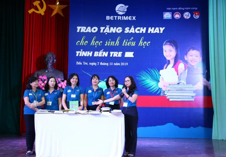 Betrimex trao tặng sách hay cho học sinh tiểu học Bến Tre - 2