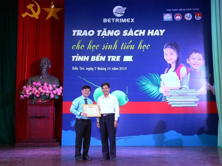 Betrimex tặng sách hay cho học sinh tiểu học tỉnh Bến Tre - 1