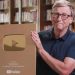 Bill Gates đập hộp nút vàng YouTube