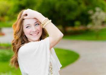 Khi tạo dáng chụp ảnh, bạn nên đặt tay như thế nào cho đẹp? - 6