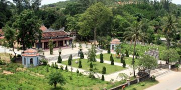 Bên cầu Phú Cam xứ Huế - 5