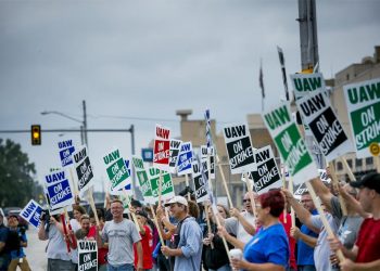 Mỹ: Đình công tại GM ảnh hưởng đến 150.000 công nhân trong ngành ô tô - 1