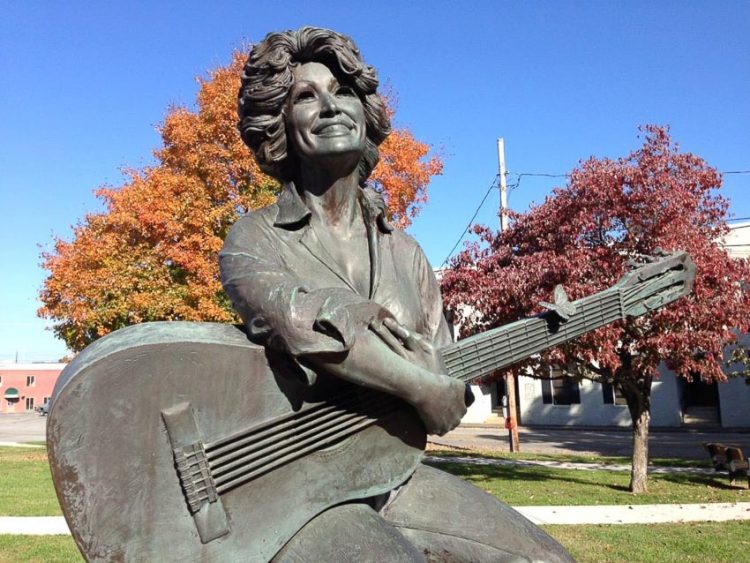 Những bức tượng mà mọi người thích chạm tay vào - 4