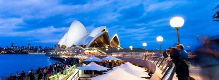 Những điều cần tránh khi đến Sydney: Dậy muộn, bơi ở cảng... - 1