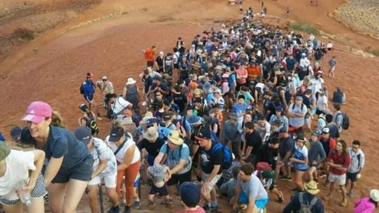 Du khách đổ xô lên núi thiêng Uluru ở Australia trước khi bị đóng cửa - 5