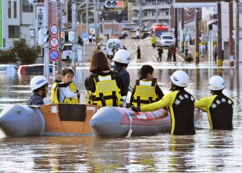 Người già, người trẻ Nhật không ai than khóc với siêu bão Hagibis - 6