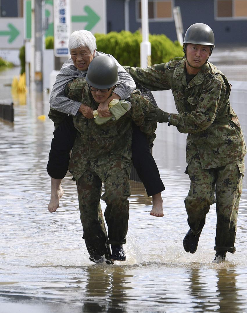 Người già, người trẻ Nhật không ai than khóc với siêu bão Hagibis - 7