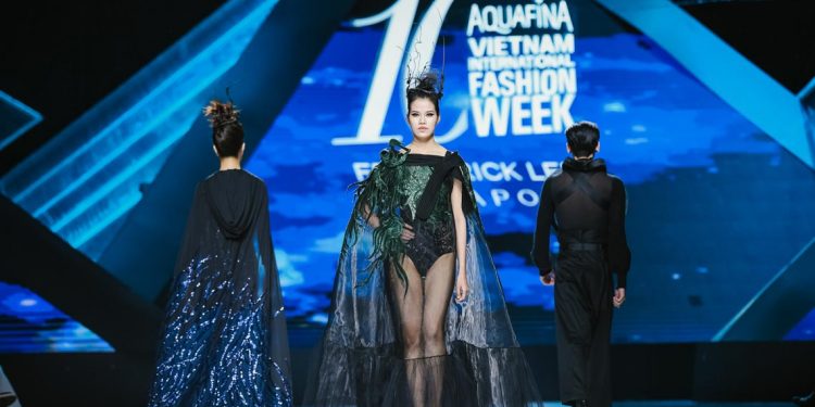 Siêu mẫu Thanh Hằng trong BST mới nhất của Frederick Lee trên sàn diễn Tuần lễ Thời trang Quốc tế Việt Nam Thu Đông 2019 - 8