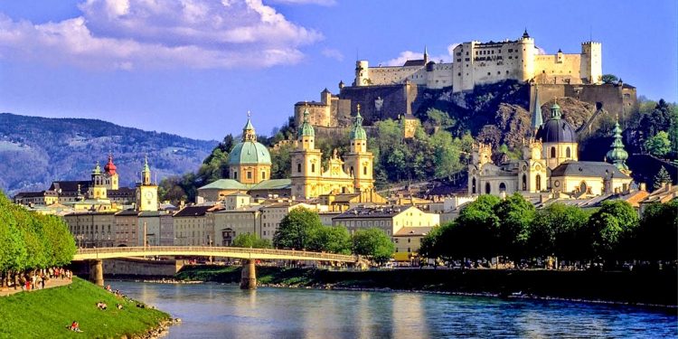 10 lâu đài hoành tráng nhất thế giới