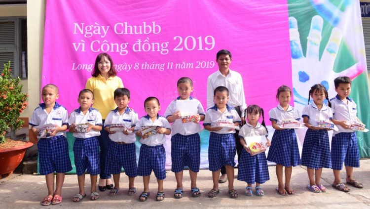 Tập đoàn Chubb tặng học bổng cho học sinh tỉnh Long An -2