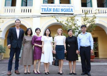 Đại diện Bộ ngoại giao Phần lan tới thăm Trường THPT Chuyên Trần Đại Nghĩa-1