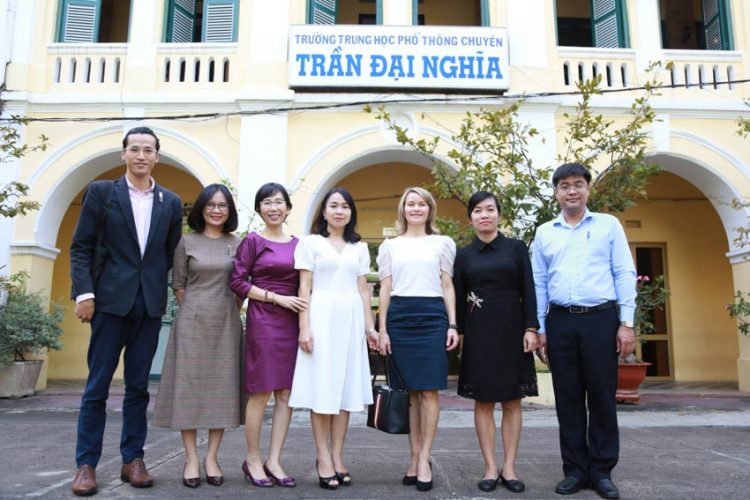 Đại diện Bộ ngoại giao Phần lan tới thăm Trường THPT Chuyên Trần Đại Nghĩa-1