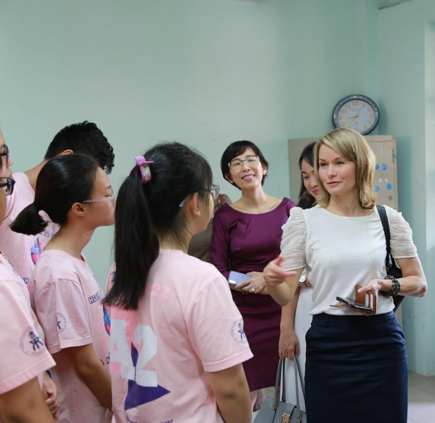 Đại diện Bộ ngoại giao Phần lan tới thăm Trường THPT Chuyên Trần Đại Nghĩa-2