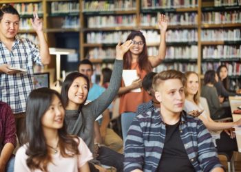 Kết bạn bản xứ, đi lễ hội để bớt sốc văn hóa khi du học -3