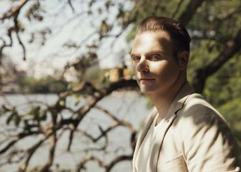 Kyo York lần đầu “tỏ tình” với mùa thu Hà Nội trong MV song ngữ-1