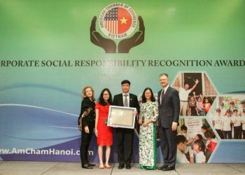 Microsoft đạt giải thưởng Cống hiến vì cộng đồng của Amcham tại Việt Nam -1