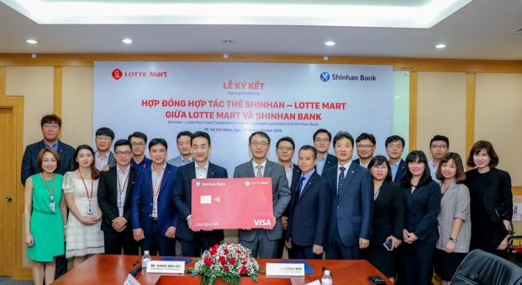 Ngân hàng Shinhan và Lotte Mart hợp tác ra mắt thẻ Shinhan – Lotte Mart