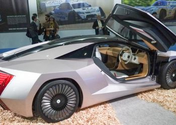 Nhật Bản ra mắt xe ô tô làm từ gỗ trông không khác gì siêu xe