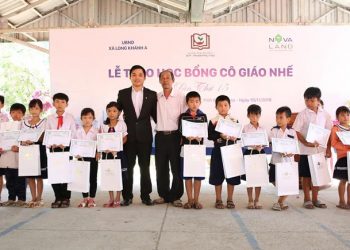 Novaland trao tặng 180 suất học bổng Cô giáo Nhế cho học sinh tỉnh Đồng Tháp -1