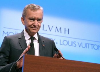 Ông chủ Louis Vuitton soán ngôi giàu của Bill Gates