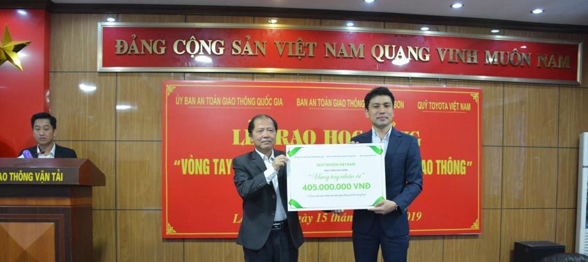 Quỹ Toyota Việt Nam trao tặng Học bổng “Vòng tay nhân ái” trị giá hơn 400 triệu đồng tại tỉnh Lạng Sơn. -1