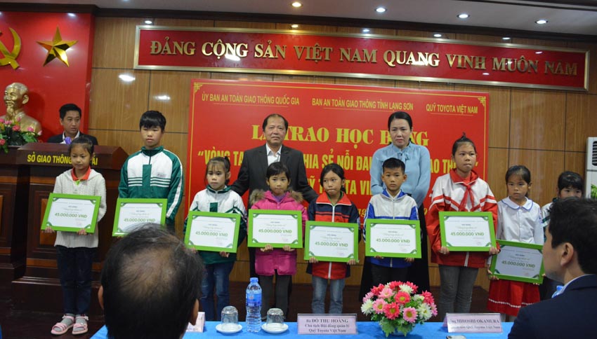 Quỹ Toyota Việt Nam trao tặng Học bổng “Vòng tay nhân ái” trị giá hơn 400 triệu đồng tại tỉnh Lạng Sơn. -2