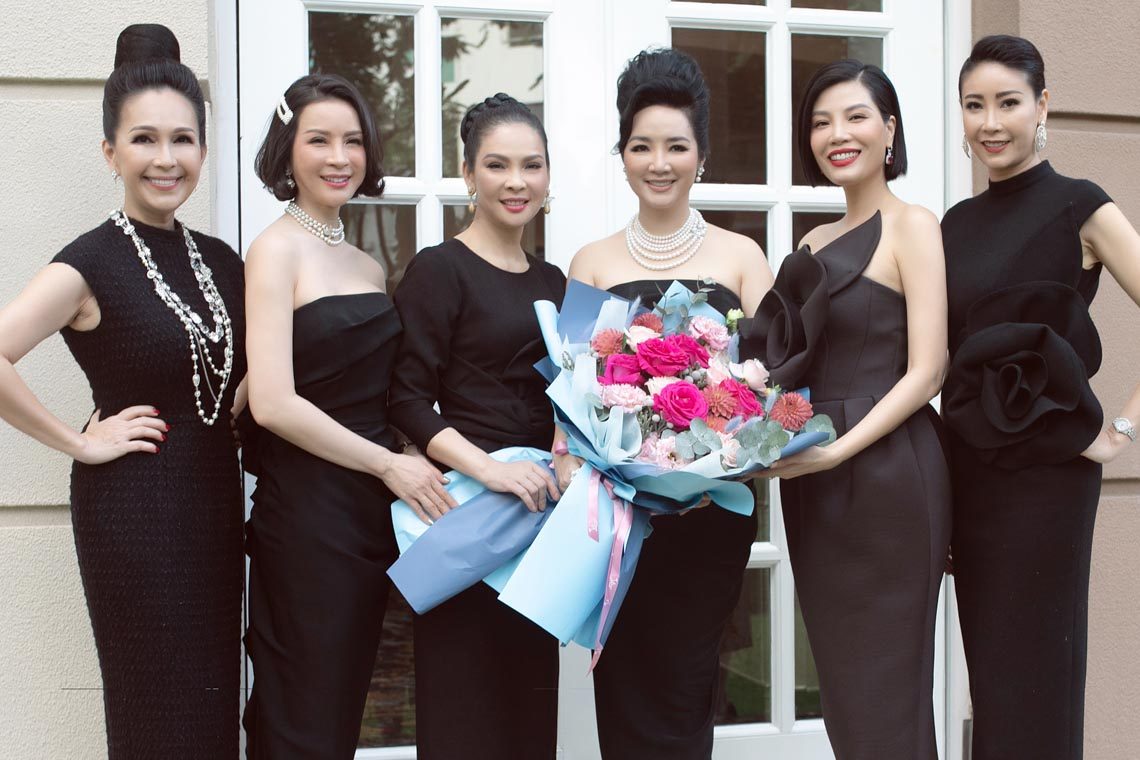Trang phục khoe đường cong đầy thu hút của mỹ nhân Việt trong tiệc sinh nhật của Giáng My -22
