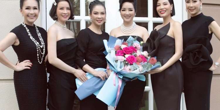 Trang phục khoe đường cong đầy thu hút của mỹ nhân Việt trong tiệc sinh nhật của Giáng My -22