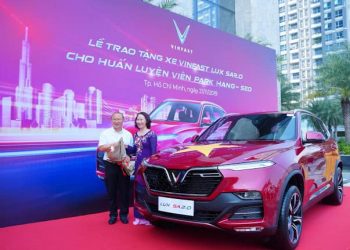 VinFast trao tặng xe Lux SA2.0 phiên bản cao cấp cho HLV Park Hang-seo