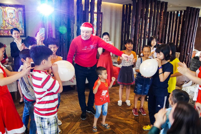 Hôtel des Arts Saigon tổ chức ngày hội Giáng Sinh cho các bé từ tổ ấm Smile Group -1