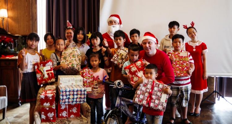 Hôtel des Arts Saigon tổ chức ngày hội Giáng Sinh cho các bé từ tổ ấm Smile Group -3