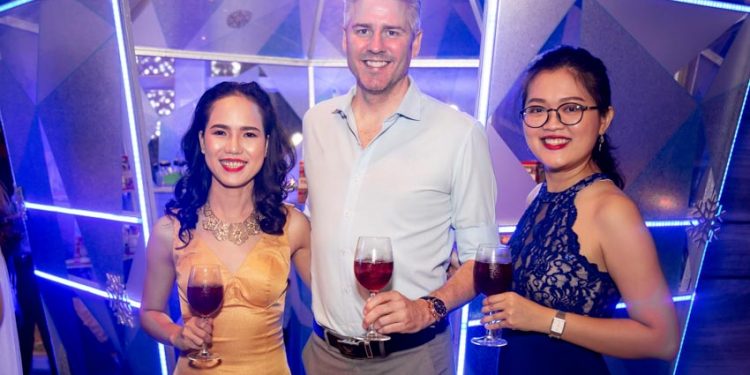 Khách sạn Le Meridien Saigon khởi động mùa lễ hội với sự kiện thắp sáng cây thông giáng sinh -4