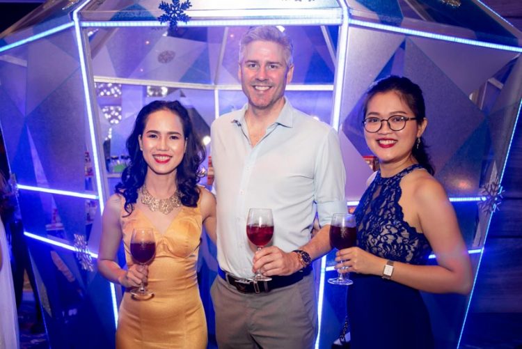 Khách sạn Le Meridien Saigon khởi động mùa lễ hội với sự kiện thắp sáng cây thông giáng sinh -4