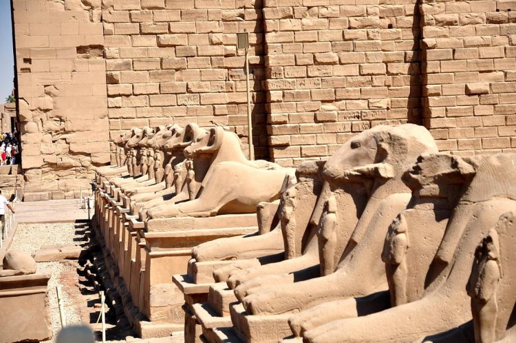 Hàng tượng Sphinx nối liền hai ngôi đền vĩ đại Luxor và Kanak