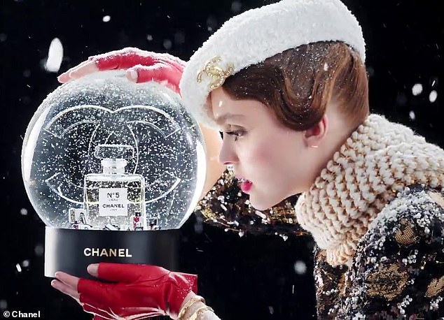 Chanel mang đến không khí Giáng sinh với  phiên bản lễ hội 2019 |  