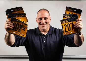 Dùng hai tay trần bẻ gãy đôi được nhiều biển số xe nhất thế giới trong 1 phút -4