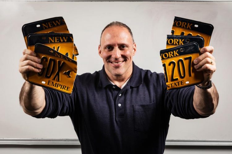 Dùng hai tay trần bẻ gãy đôi được nhiều biển số xe nhất thế giới trong 1 phút -4