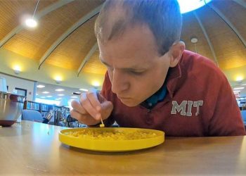 Dùng tăm ăn được nhiều hạt bắp nhất trong 3 phút - 1