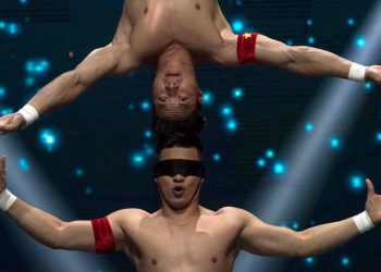 Những kỷ lục phi thường về xiếc thăng bằng kết hợp trồng chuối trên đầu - 2